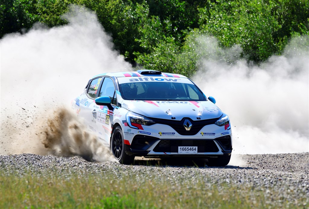 Kasper Nyman Andersen og Claus Kammersgaard på vej mod danmarksmesterskabet i rally i deres Renault Clio Rally 5.
(Foto: Michael Eisenberg)
